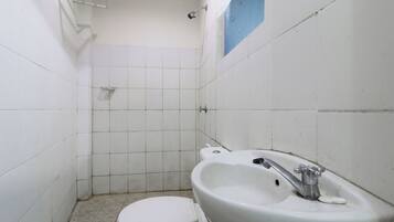 Kamar Standar | Kamar mandi | Shower dan handuk