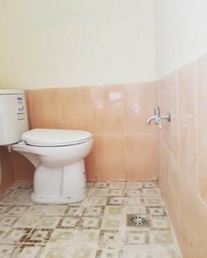 Standard Room | Bathroom | Shower, rainfall showerhead, towels - Losmen 2000 Tiga (Yogyakarta)