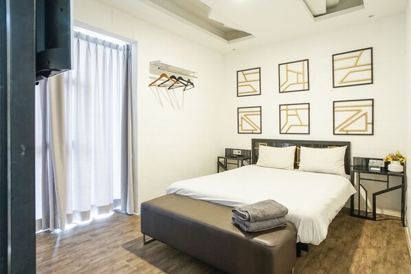 Premier Room | Desk, free WiFi, bed sheets - Hotel Sanrina Makassar (Makassar)