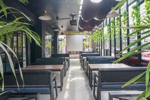 Outdoor dining - Hotel Sanrina Makassar (Makassar)