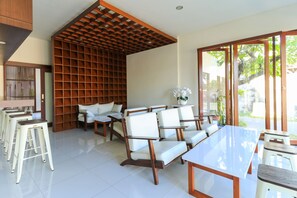 Interior entrance - Kak Garden Inn (Kuta)