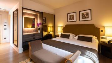 Classic Double Room | Minibar, in-room safe, desk, blackout drapes