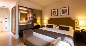 Classic Double Room | Minibar, in-room safe, desk, blackout drapes