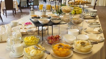 Tägliches Frühstücksbuffet (16 EUR pro Person)