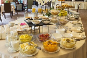 A buffet table with various food items and beverages. - Casa Munfrà (Penango)