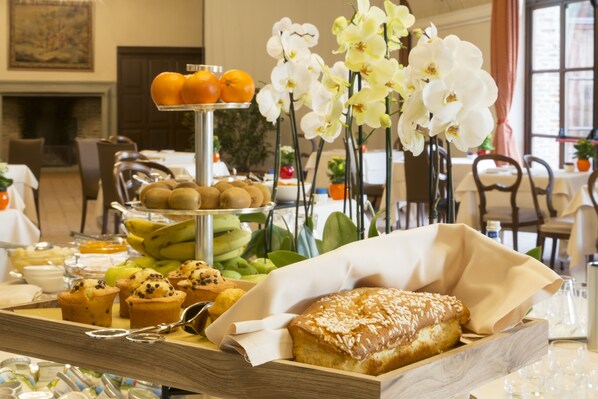 Daily buffet breakfast (EUR 16 per person)