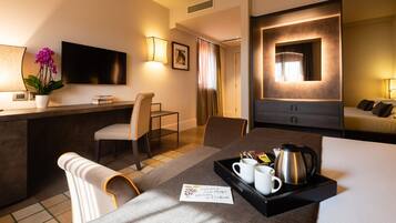 Classic Double Room | Minibar, in-room safe, desk, blackout drapes