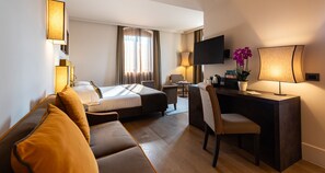 Deluxe tweepersoonskamer | Een minibar, een kluis op de kamer, een bureau, verduisterende gordijnen