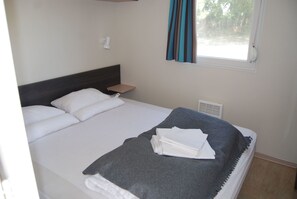 Individually decorated, individually furnished, blackout drapes - Camping La Licorne (Provins)
