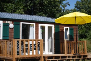 Individually decorated, individually furnished, blackout curtains - Camping La Licorne (Provins)