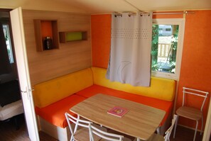 Mobile Home (Etincelle) | Living area | Flat-screen TV - Camping La Licorne (Provins)