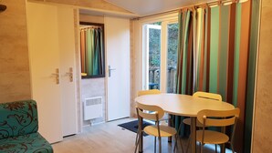 Mobile Home (Phoenix) | In-room dining
