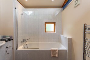 Cottage, 2 Bedrooms | Bathroom | Combined shower/bathtub, towels