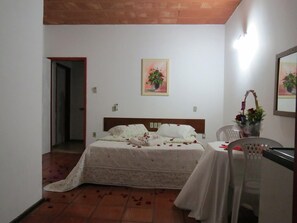 Appartamento, vista mare, al piano terra | Minibar, una scrivania, Wi-Fi gratuito, lenzuola