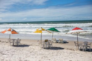 Una spiaggia nelle vicinanze, lettini da mare, ombrelloni