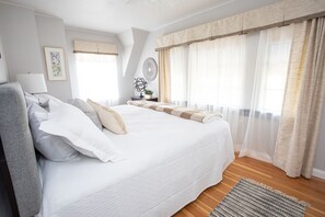 Luxury Suite, 1 King Bed, Syrah Suite | Individually decorated, individually furnished, free WiFi, bed sheets - Hummingbird Estate Wine & Suites (Central Point)