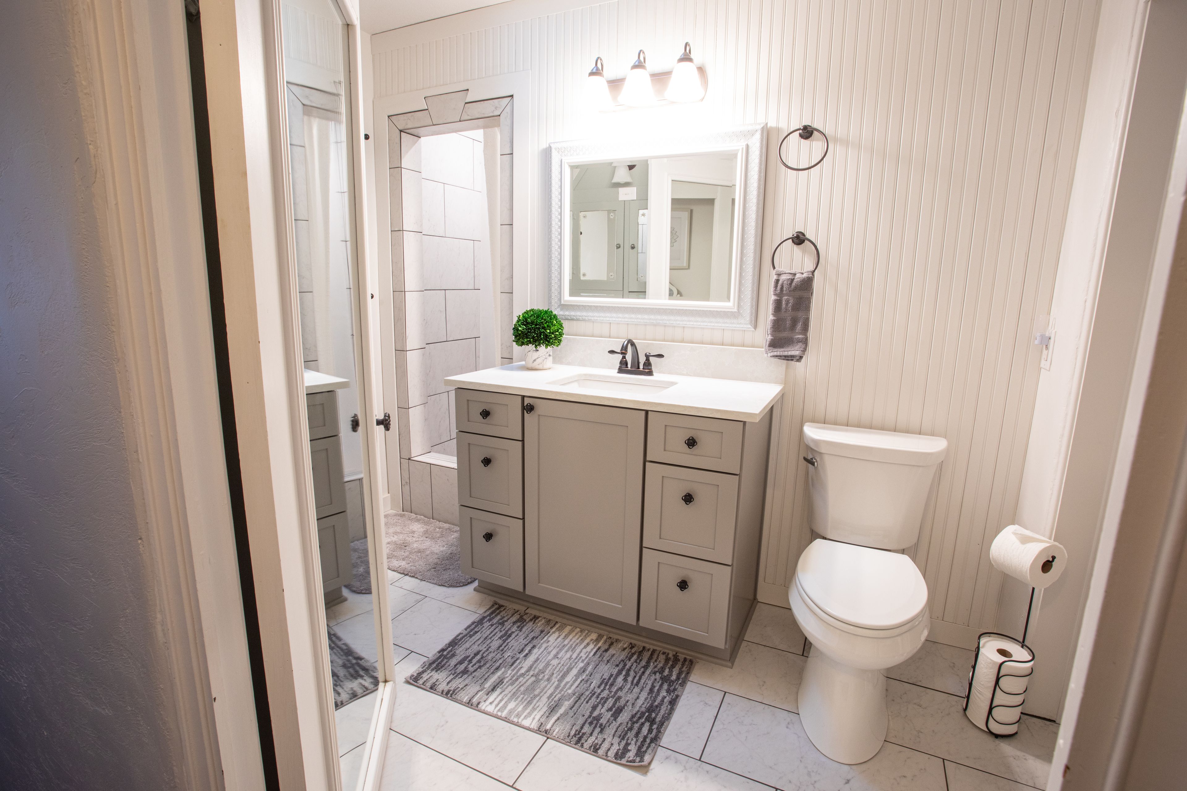 Un baño con inodoro, lavabo y espejo.