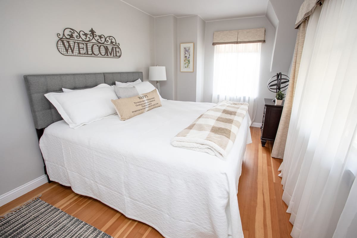 Luxury Suite, 1 King Bed, Syrah Suite | WiFi (free), individually decorated, individually furnished, bed sheets