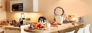 Daily continental breakfast for a fee - Logis du Parvis (Laon)