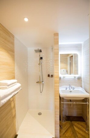 Deluxe Double Room, 1 King Bed | Bathroom | Shower, rainfall showerhead, hair dryer, towels - Logis du Parvis (Laon)