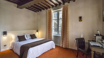 Une chambre à coucher avec un lit, un bureau et une chaise.