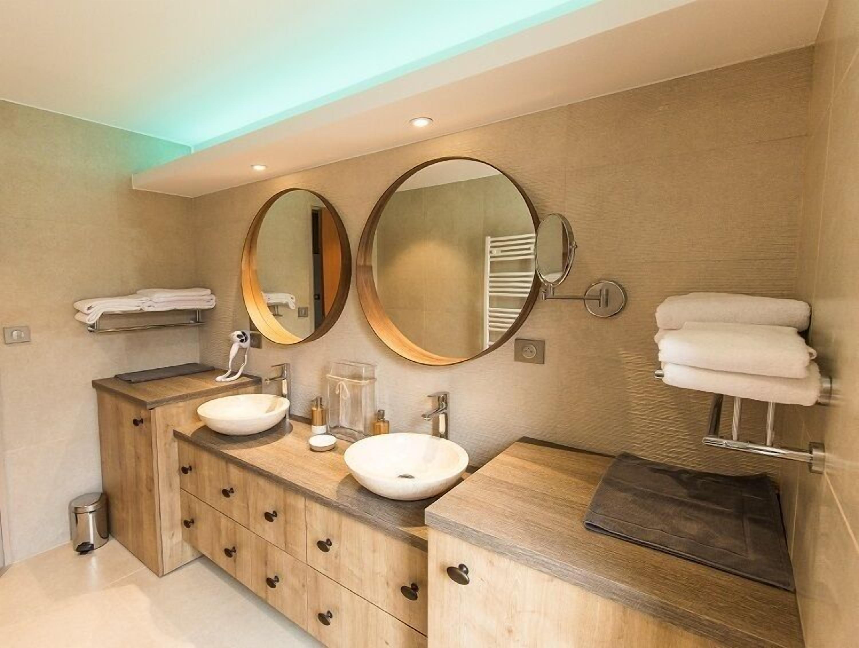 豪華公寓, 2 間臥室, 非吸煙房 | 浴室 | 淋浴設備、雨淋花灑、風筒、提供毛巾