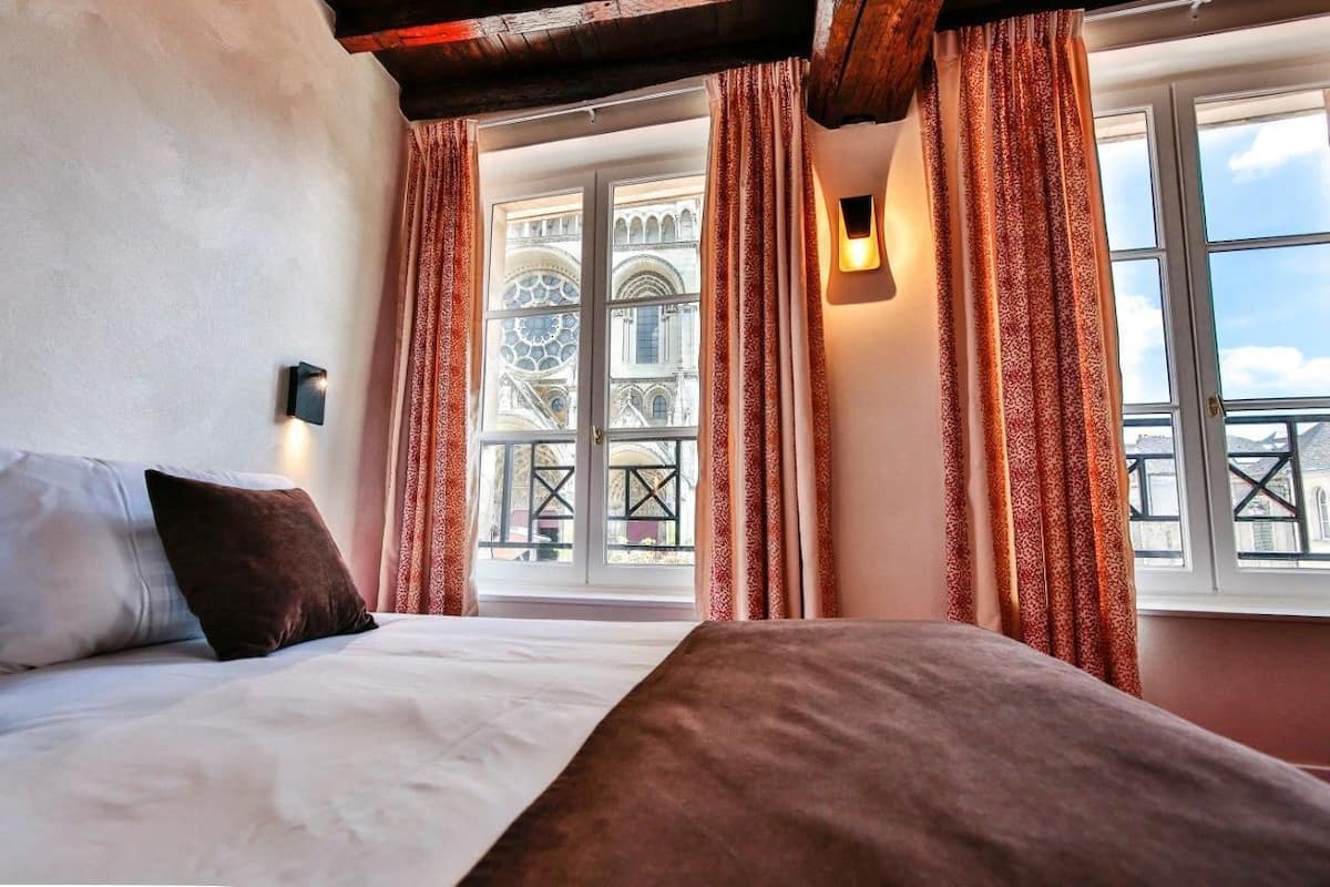 Deluxe Double Room, 1 King Bed | Premium bedding, pillowtop beds, desk, laptop workspace
