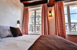 Kamar Double Deluks, 1 Tempat Tidur King | Seprai premium, bantalan ekstra lembut, dan meja kerja