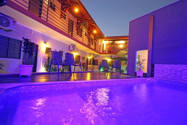 Hồ bơi ngoài trời 