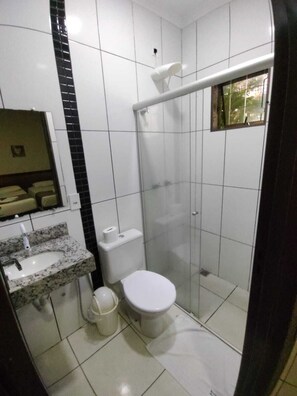 Quadruple Room | Bathroom | Shower, towels - Pousada Recanto da Morada (Olímpia)