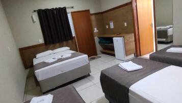 Quarto família | Frigobar, ferros/tábuas de passar roupa, Wi-Fi de cortesia