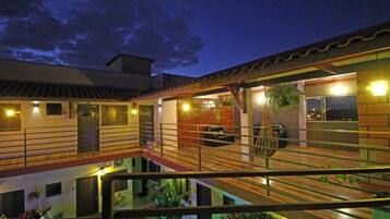 Fachada da propriedade à noite