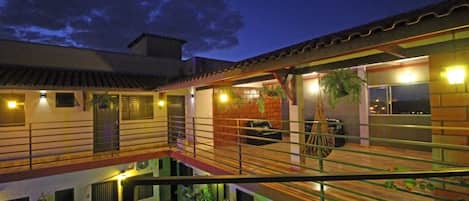 Fachada da propriedade à noite