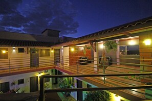 Fachada da propriedade à noite