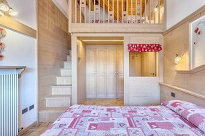 Lägenhet - utsikt mot trädgården | Individuell inredning, unika möbler och arbetsyta för laptop