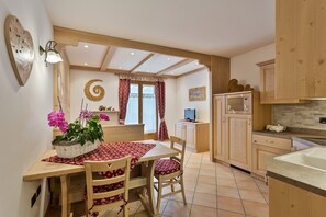 Svit - balkong | Eget kök | Kylskåp, spishäll, diskmaskin och vattenkokare