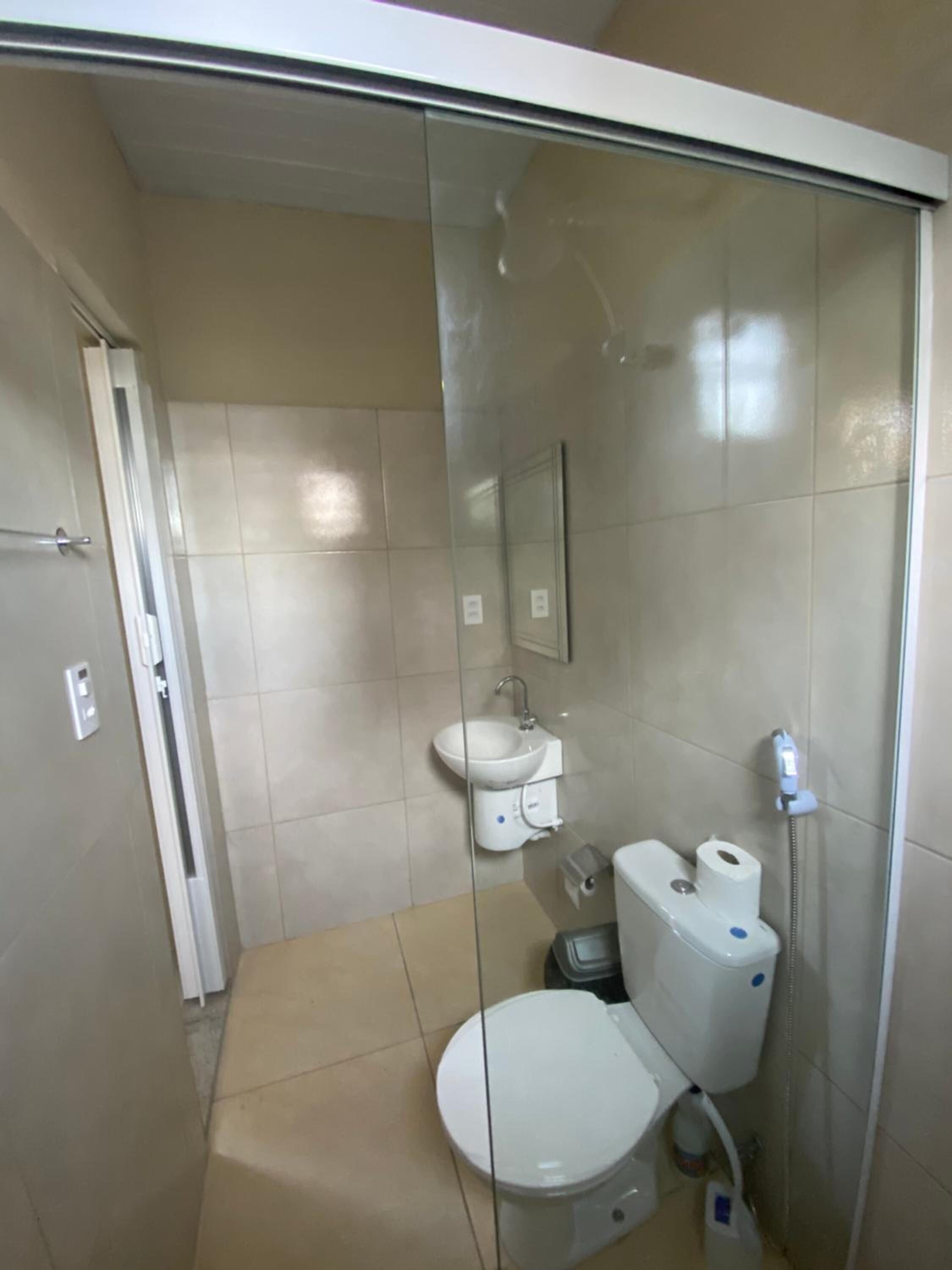 Chuveiro, toalhas de banho, papel higiênico 