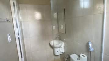 Chuveiro, toalhas de banho, papel higiênico