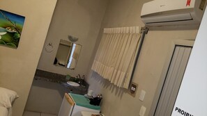 Chuveiro, toalhas de banho, papel higiênico
