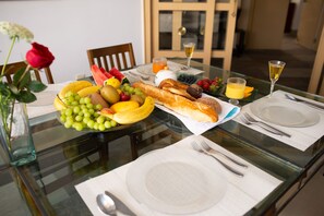 Luxury Loft, 2 Bedrooms, Kitchen, City View | Dining room