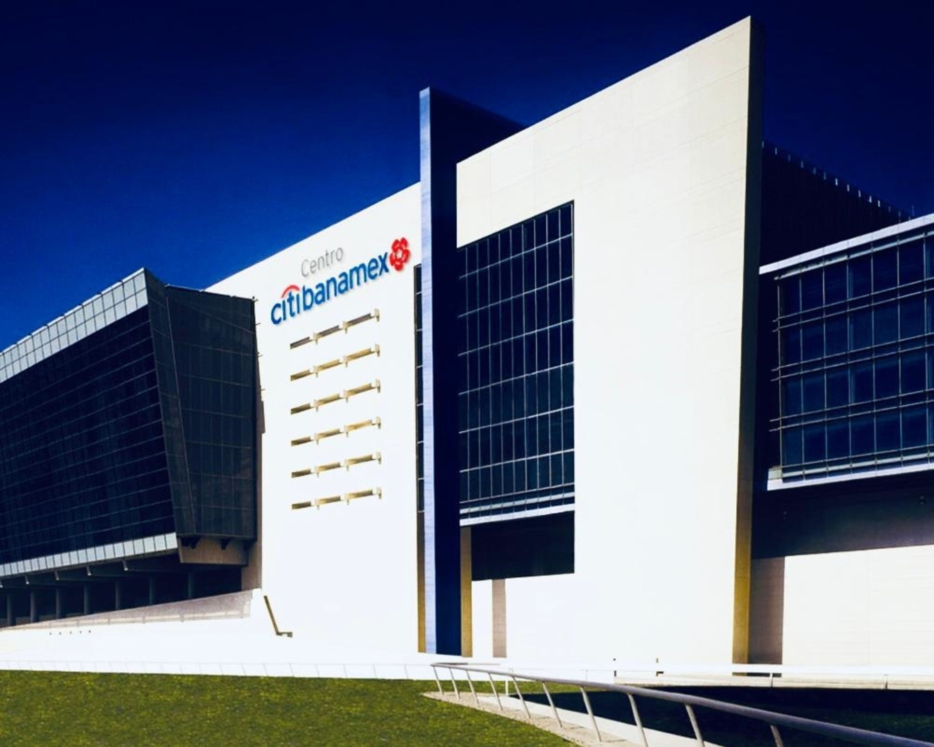 A modern building with the sign 'Centro Citibanamex'.