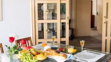 Loft de lujo, 2 habitaciones, cocina, vista a la ciudad | Comedor