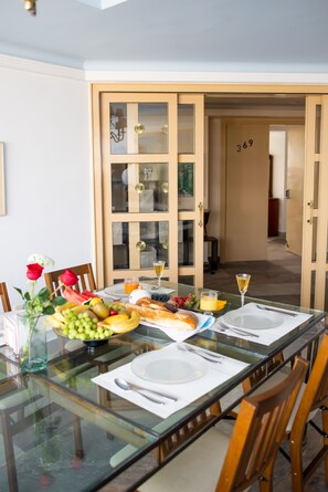 Luxury-Loft, 2 Schlafzimmer, Küche, Stadtblick | Esszimmer
