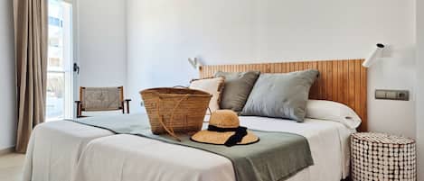 2 chambres, coffres-forts dans les chambres, bureau, rideaux occultants