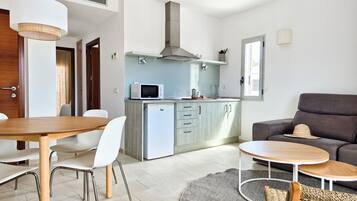 Apartamento, 1 habitación, terraza | Cocina privada | Frigorífico grande, microondas, placa de cocina y utensilios de cocina