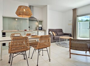 Leilighet, 1 soverom, terrasse | Eget kjøkken | Kjøleskap, mikrobølgeovn, kokeplater og kjøkkenutstyr