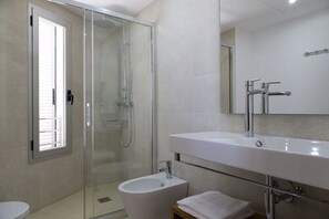 Apartamento, 1 quarto, terraço | Banheiro | Chuveiro, secador de cabelo, bidê, toalhas de banho