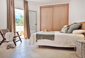 2 habitaciones, caja de seguridad en la habitación y escritorio 