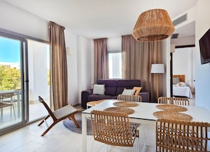 Departamento, 2 habitaciones, balcón | Área de sala de estar | Televisión de pantalla plana