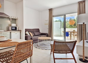 Living area - Apartaments Proa Es Pujols - Adults Only (Formentera)